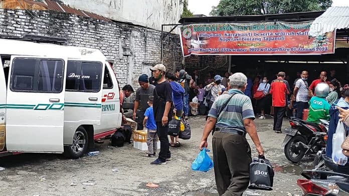 h_1_malam_pergantian_tahun_pemudik_padati_sejumlah_loket_bus_travel_yang_berkantor_di_medan