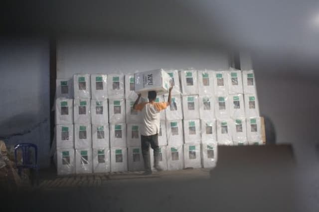 h_1_pencoblosan_logistik_pemilu_didistribusikan_ke_tingkat_kecamatan_hingga_tps