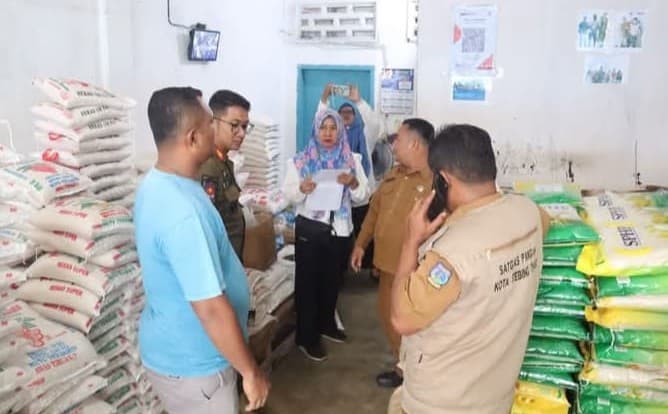 h_2_jelang_natal_harga_kebutuhan_pokok_di_tebing_tinggi_masih_stabil