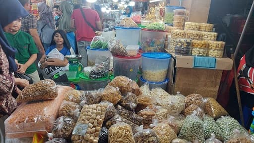 h_3_idul_fitri_omzet_pedagang_di_pusat_pasar_medan_melonjak