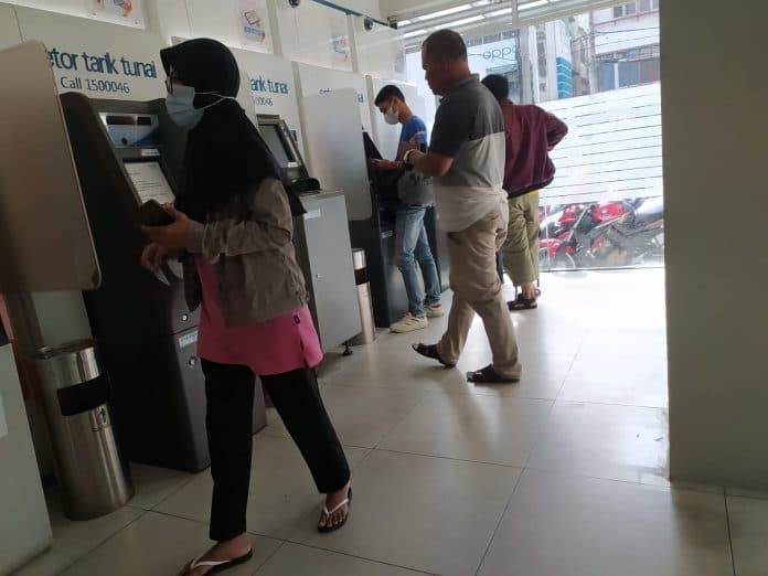 h_3_tahun_baru_belum_ada_lonjakan_warga_antri_pada_mesin_atm_di_siantar