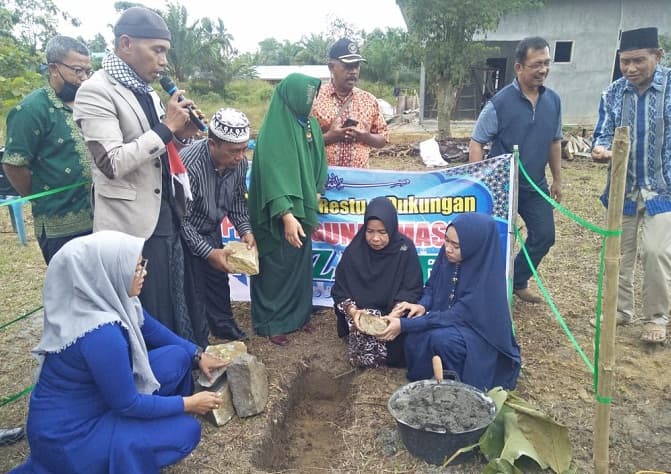 h_tukiman_bangun_mesjid_nur_zaujein_di_desa_mangkai_baru_batu_bara