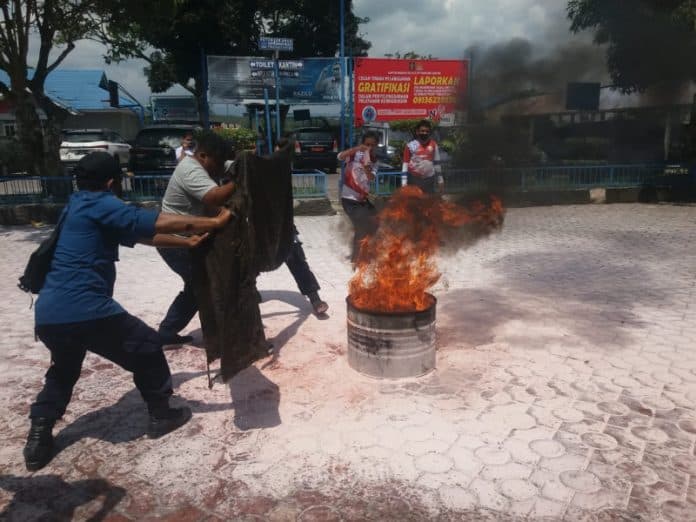 hadapi_bencana_kantor_imigrasi_kelas_ii_tpi_siantar_simulasi_tanggap_darurat_kebakaran