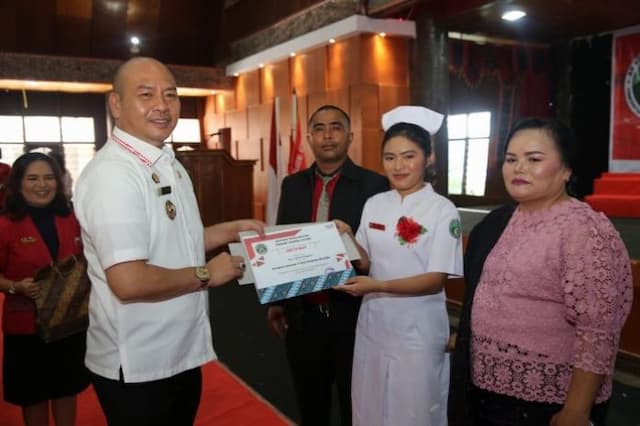 hadiri_capping_and_pinning_day_akper_pemkab_taput_ini_pesan_bupati_nikson