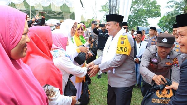 hadiri_maulid_nabi_kapolda_sumut_bagikan_2000_paket_sembako_di_labuhanbatu