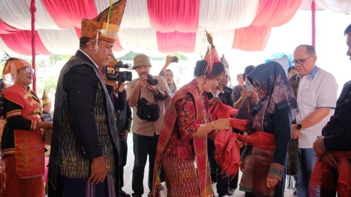 hadiri_patampei_sihilap_dpp_harungguan_purba_susanti_dipakaikan_hiou_pamotting