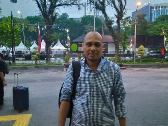 hakim_ketua_keluar_kota_sidang_terdakwa_parlindungan_butarbutar_ditunda