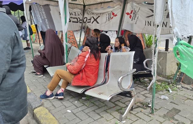 halte_bus_listrik_di_depan_plaza_medan_fair_dinilai_sudah_tak_layak_pakai