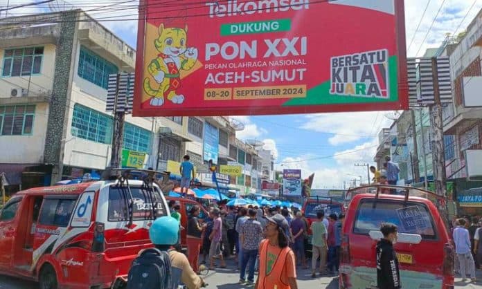 halte_jadi_lapak_pedagang_pasar_horas_supir_angkutan_umum_blokir_jalan_merdeka