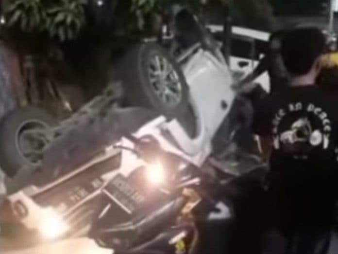 hantam_avanza_mobil_pajero_terguling_dan_hantam_rumah_warga_di_medan