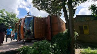 hantam_pembatas_jalan_truk_bermuatan_18_ton_pelet_terbalik_di_tebing_tinggi