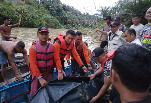 hanyut_di_sungai_simonis_labura_2_pelajar_ditemukan_tak_bernyawa