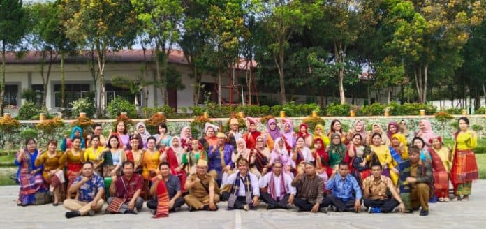hardiknas_2023_kepala_sekolah_dan_guru_sma_negeri_5_siantar_kenakan_pakaian_adat
