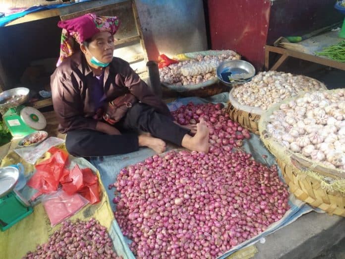 harga_bahan_pokok_naik_pedagang_keluhkan_sepi_pembeli