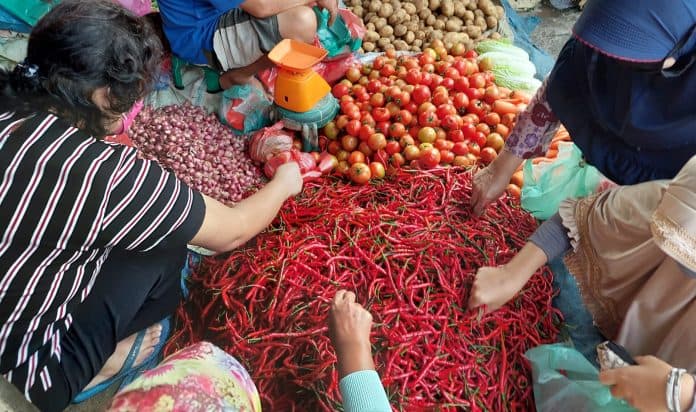 harga_bawang_merah_melonjak_naik_cabai_merah_turun