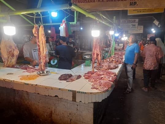 harga_daging_sapi_dan_ayam_potong_di_pasar_tradisional_masih_stabil