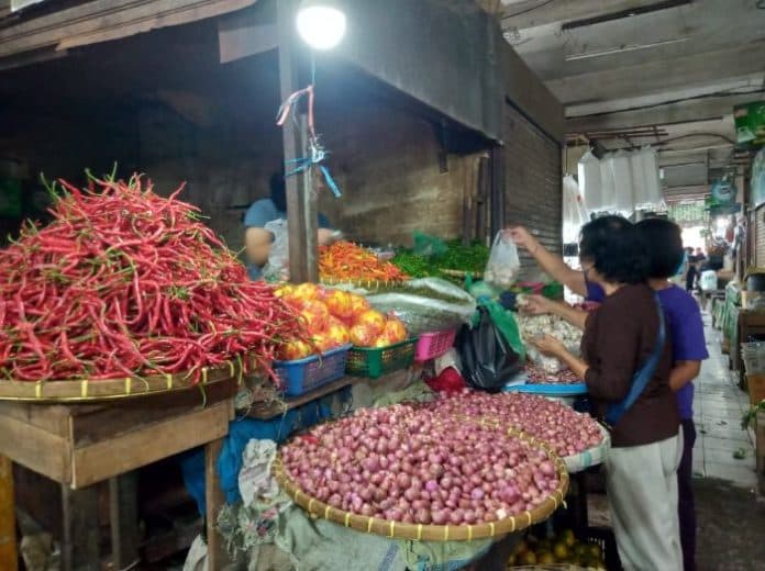 harga_tomat_bertahan_mahal_akhir_pekan_harga_minyak_goreng_mulai_naik_pekan_ini