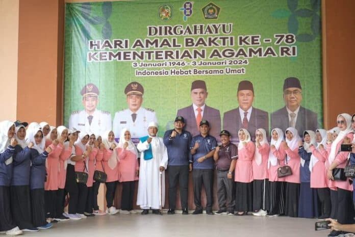 hari_amal_bakti_kemenag_bobby_agama_mengajarkan_manusia_menjaga_kebersamaan