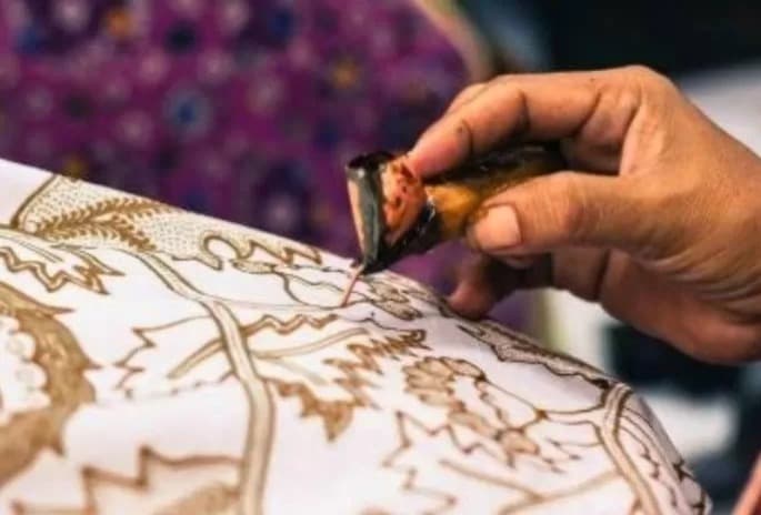 hari_batik_nasional_2024_menjaga_warisan_budaya_nusantara