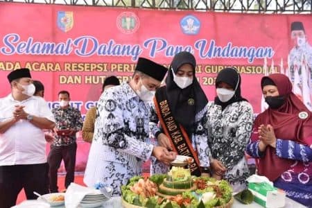 hari_guru_di_batu_bara_diwarnai_pemberian_ratusan_bantuan