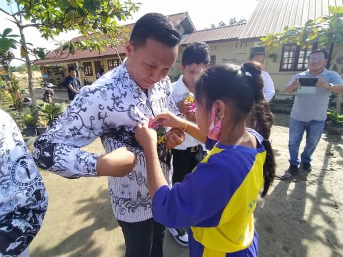 hari_guru_nasional_rumah_aspirasi_sahabat_novri_aritonang_beri_tali_kasih_pada_guru_slb_negeri_siantar