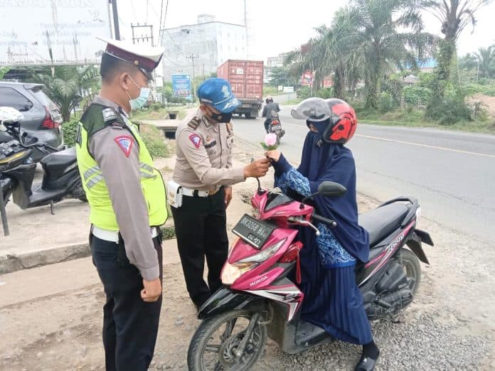 hari_guru_personil_satlantas_polres_batu_bara_beri_bunga_kepada_guru