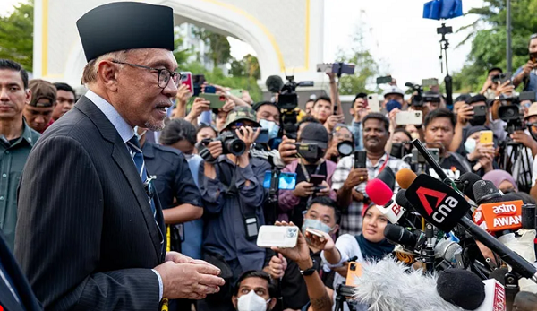 hari_ini_anwar_ibrahim_resmi_bertugas_sebagai_perdana_menteri_malaysia