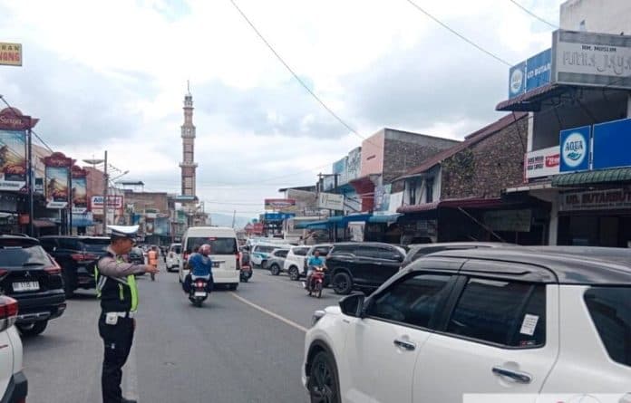 hari_ke_2_libur_imlek_jalur_wisata_parapat_terpantau_lancar