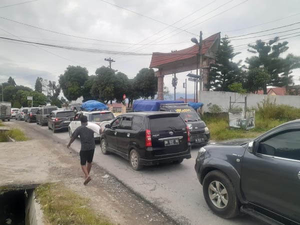 hari_ke_3_arus_balik_tahun_baru_jalinsum_silimbat_porsea_macet_total