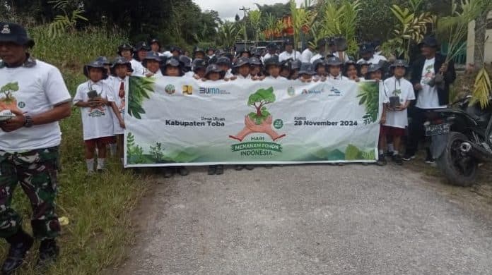 hari_menanam_pohon_indonesia_warga_toba_diajak_menanam_pohon