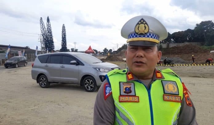 hari_pertama_dibuka_mobil_pribadi_banyak_melintas_dari_tol_sinaksak