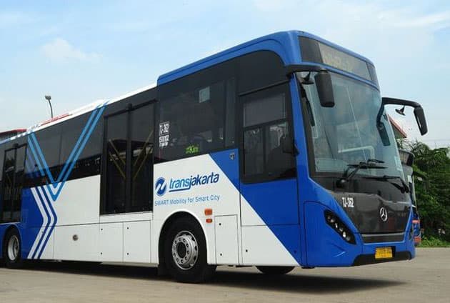 hari_pertama_perkantoran_dibuka_halte_bus_di_jakarta_ramai