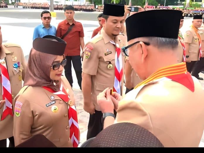 hari_pramuka_ke_63_plt_bupati_labuhanbatu_terima_lencana_melati