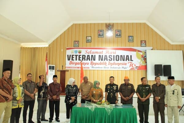 hari_raya_veteran_plt_bupati_labuhanbatu_beri_talih_asih_kepada_20_keluarga