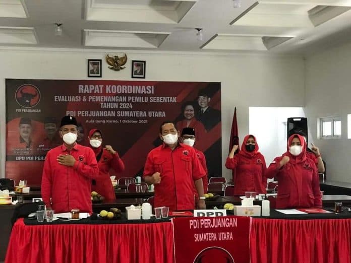 hasto_minta_kader_pdip_di_sumut_tidak_terlena_survei