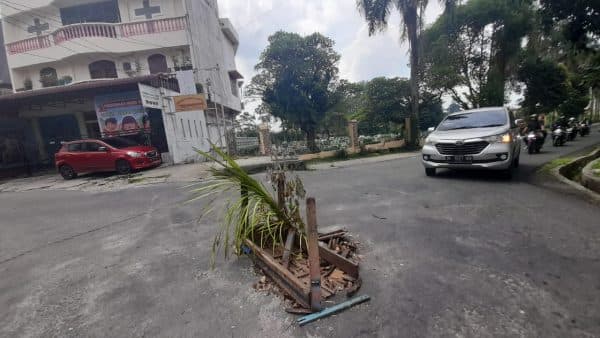 hati_hati_ada_lubang_menganga_di_simpang_jalan_pane_jalan_sibolga_siantar