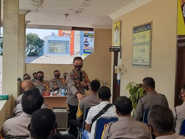 hati_hati_polri_dilarang_foto_foto_dengan_paslon