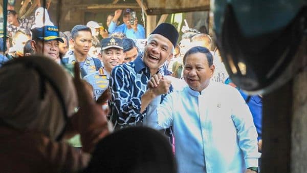head_to_head_lsi_denny_ja_prabowo_gibran_525_vs_ganjar_mahfud_444