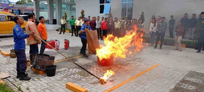 heboh_api_berkobar_di_kantor_bri_cabang_sidikalang