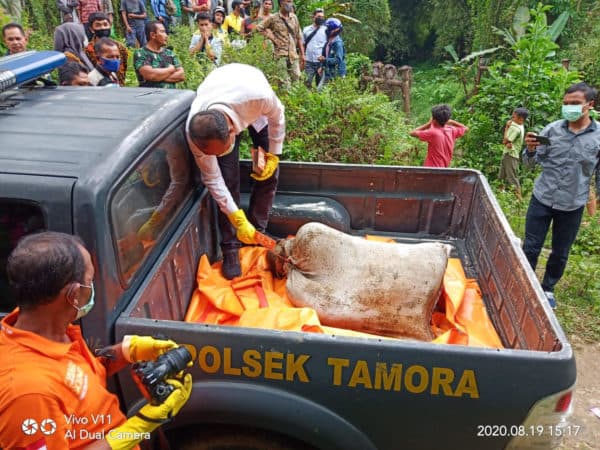 heboh_mayat_pria_dalam_karung_ditemukan_penggali_pasir_di_sungai_merah