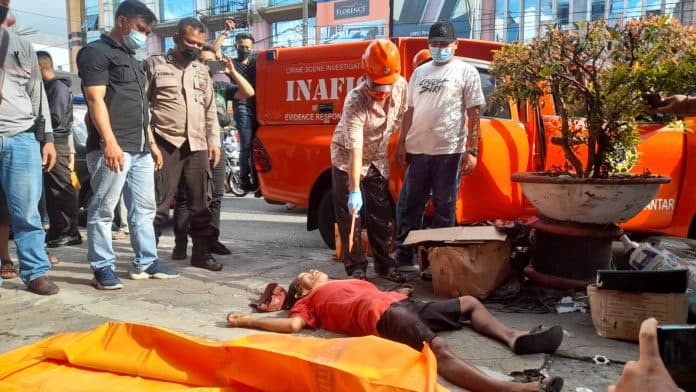 heboh_pemulung_tewas_di_atas_trotoar_jalan_sutomo_siantar