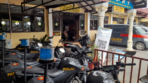 heboh_pintu_spkt_polres_siantar_hancur_ditabrak_wanita_dengan_sepeda_motor