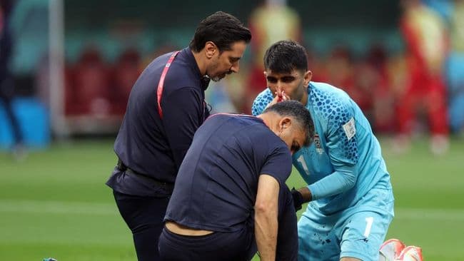 hidung_kiper_iran_patah_saat_bertanding_dikhawatirkan_alamin_gegar_otak_parah