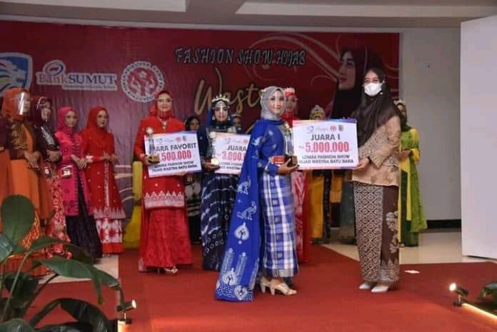 hijab_wastra_batu_bara_warnai_lomba_fashion_show_dekranasda_di_singapore_city_hotel