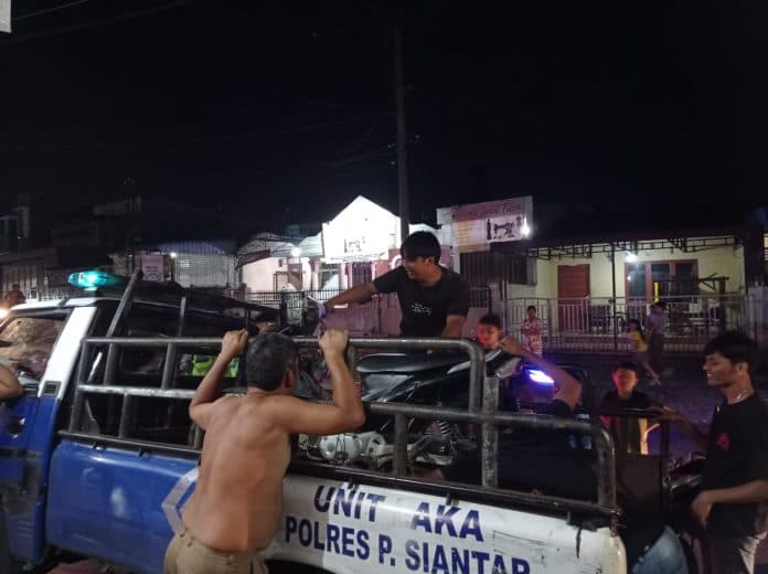 hilang_kesadaran_pengendara_terjatuh_usai_tabrak_jalan_berlubang_di_siantar