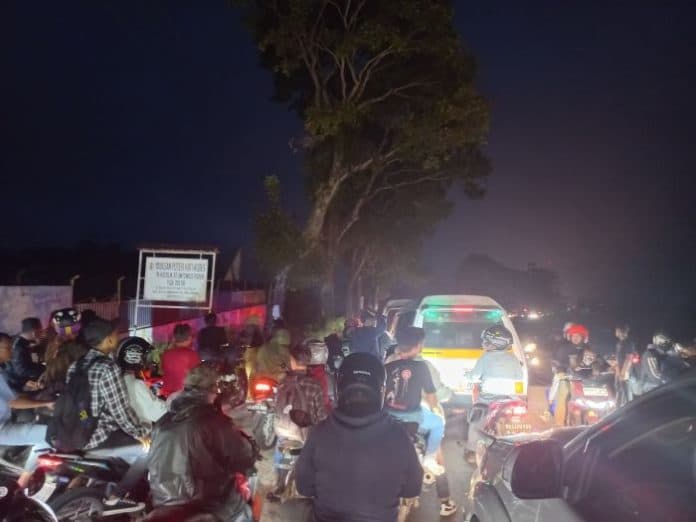 hingga_tiga_lapis_ribuan_kendaraan_terjebak_di_jalur_siantar_parapat