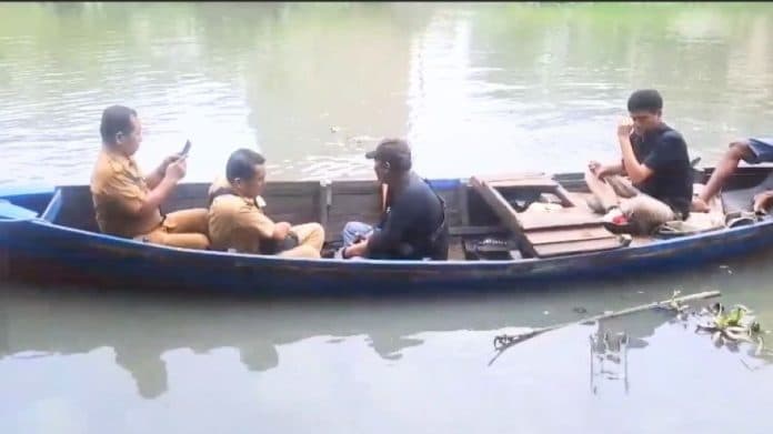 hitam_dan_keluarkan_aroma_tak_sedap_air_sungai_bacang_diduga_tercemar_limbah_pabrik