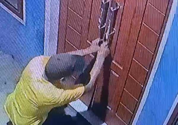 hitungan_menit_maling_bobol_pintu_rumah_di_deli_tua_aksinya_terekam_cctv