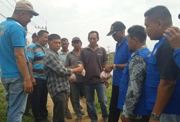 hnsi_medan_dan_relawan_wak_young_bagikan_200_kg_daging_ayam_ke_nelayan