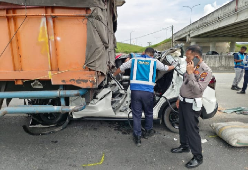 honda_hrv_seruduk_truk_tronton_di_tol_tebing_tinggi_medan_2_tewas
